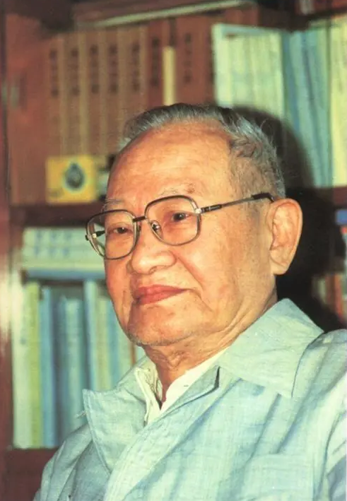 Liao Mosha's Essay: On the Need for More Young Essayists - modern chinese literature 廖沫沙《要培养新的杂文作家》