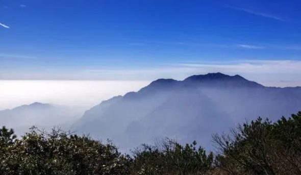 The Five Greybeard-like Peaks of Mount Lu Viewed from Afar - 李白《望庐山五老峰》 - Li Bai poems in chinese and english