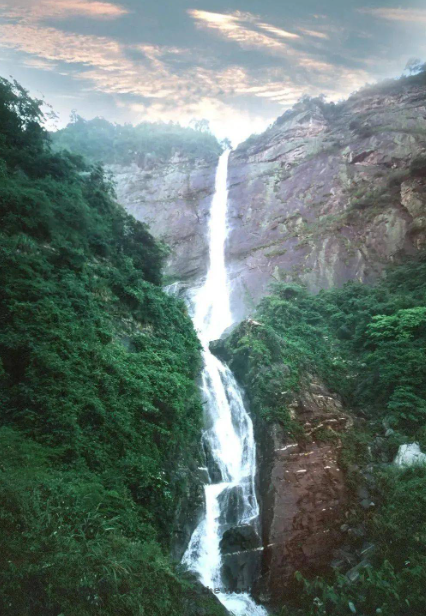 Li Bai: Gaze Into the Distance at the Lu Mountain Waterfalls: Two Poems