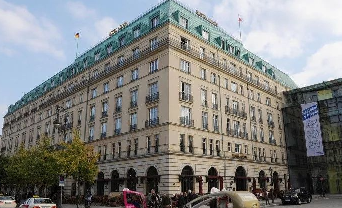 Adlon A Family Saga - 阿德龙大酒店