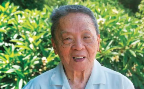 The Melting Snow by Cen Sang~《残雪断想》(岑桑) with English Translations