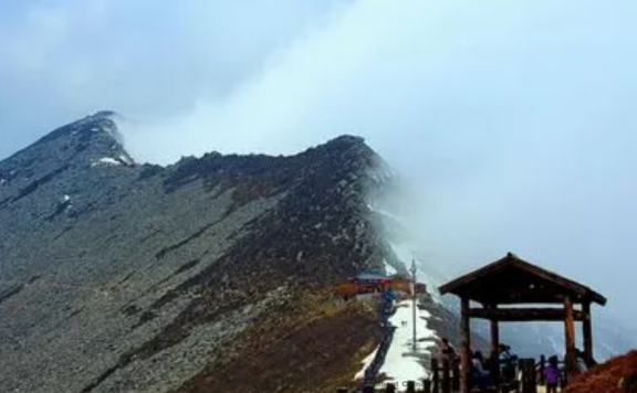 Li Bai: Ascending Taibai Peak ~ 李白·《登太白峰》 with English Translations