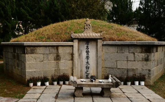 Bai Juyi: Li Bai’s Grave ~ 白居易·《李白墓》 with English Translations